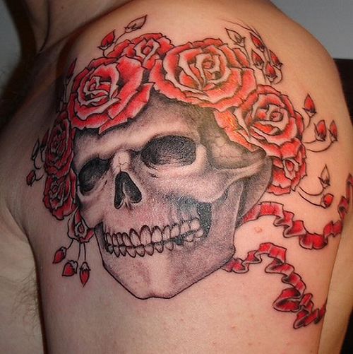 czaszka pod różami