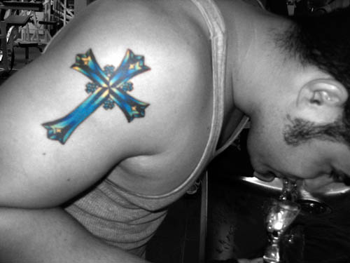 niebieski krzyż na ręce - tatuaż