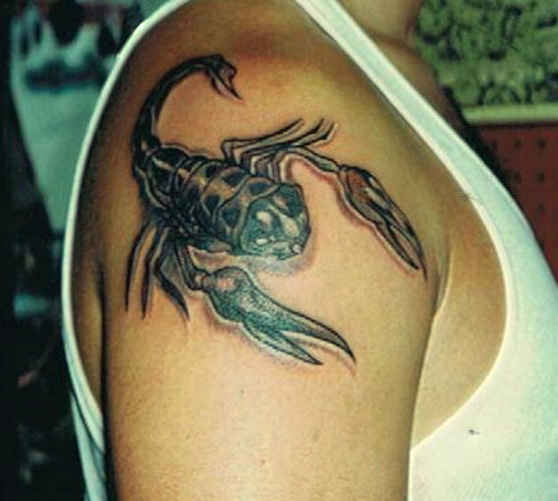 skorpion, tatuaż na ramieniu
