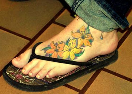 tatuaże kwiaty na stopie