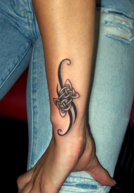 celtycki tatuaż na nadgarstku kobiety