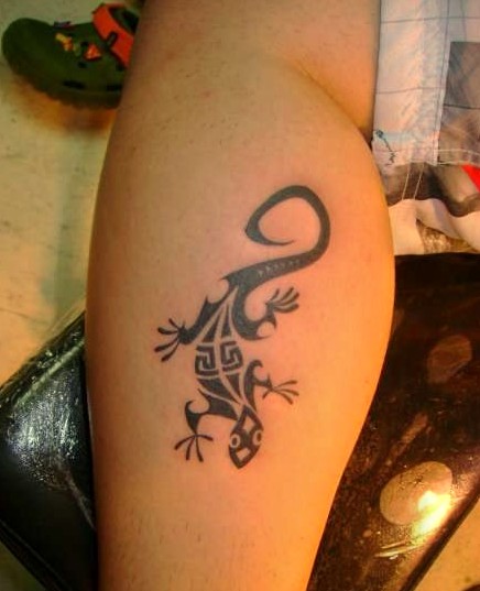 jaszczurka tatuaż na łydce