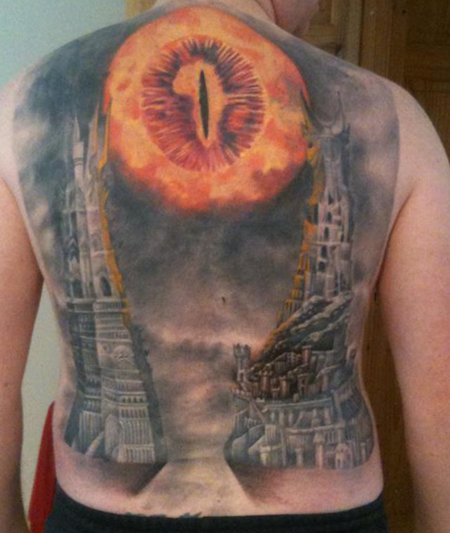dwie wieże tatuaże na plecach