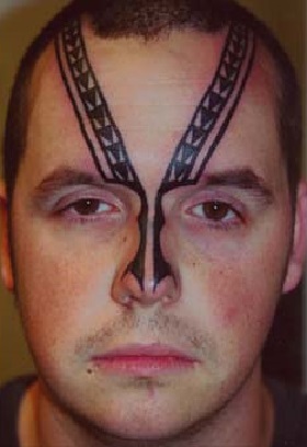 tatuaż na twarzy