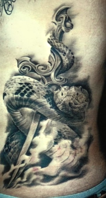 wąż i miecz tatuaż
