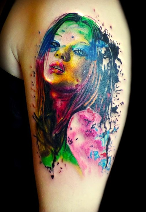 kolorowe tatuaże - kobieta