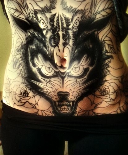 wilk tatuaż na brzuchu