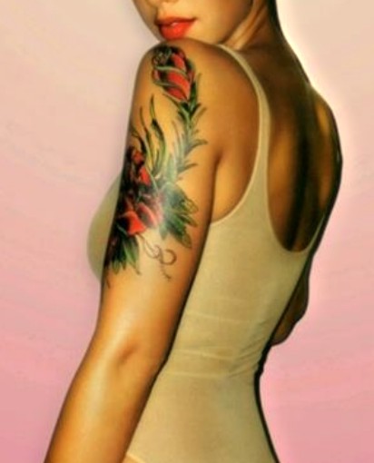 róża tatuaż na ramieniu