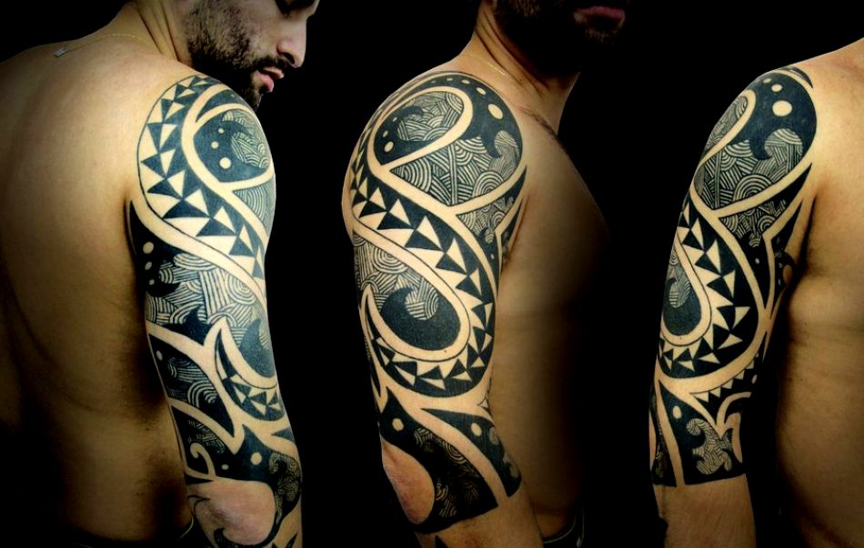 tatuaże maoryskie na ramionach