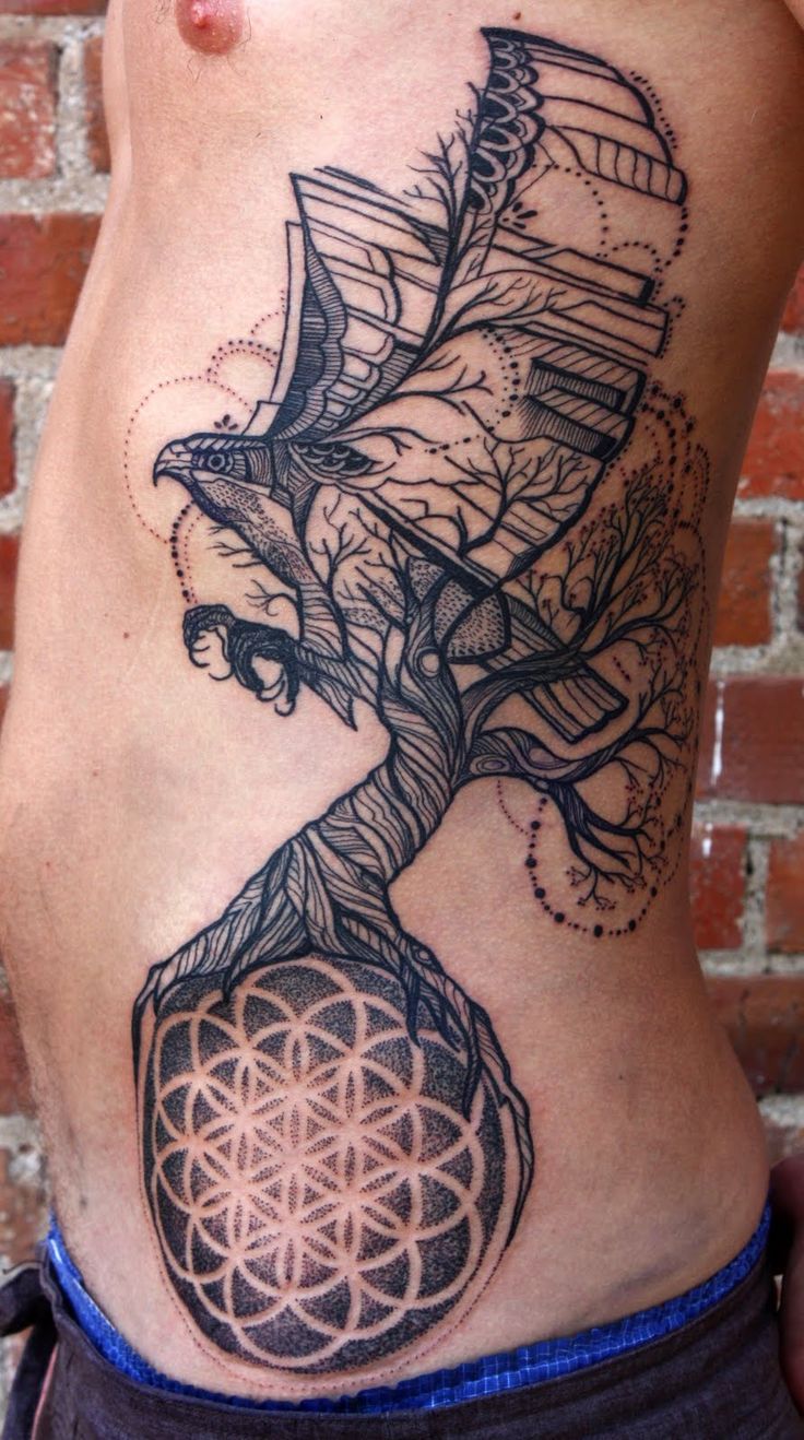 ptak drzewo tatuaże na żebrach