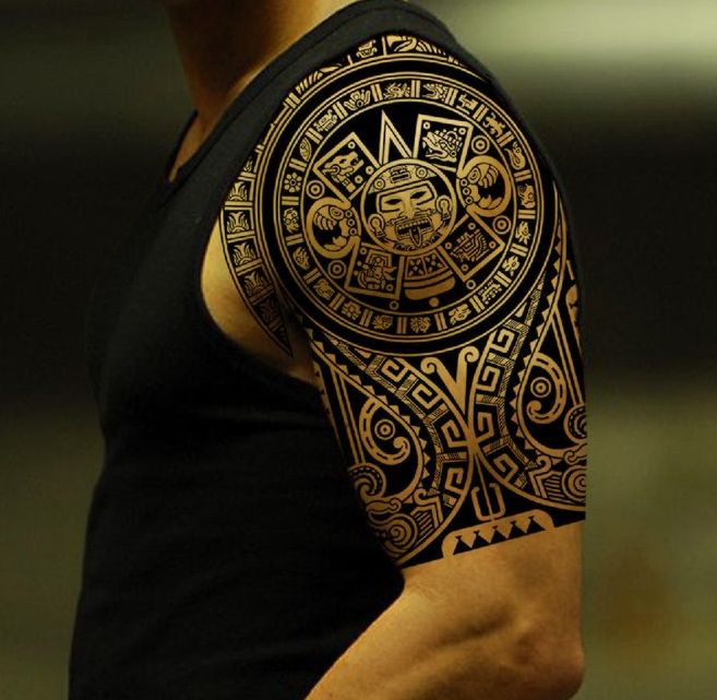 aztecki tatuaż na ramieniu