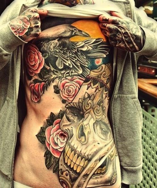 czaszka tatuaż na brzuchu