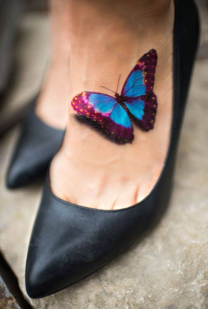 tatuaże na stopę dla kobiety motyl