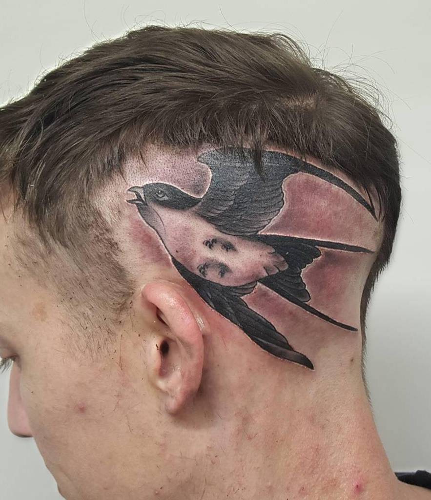 tatuaż na skroni z ptakiem