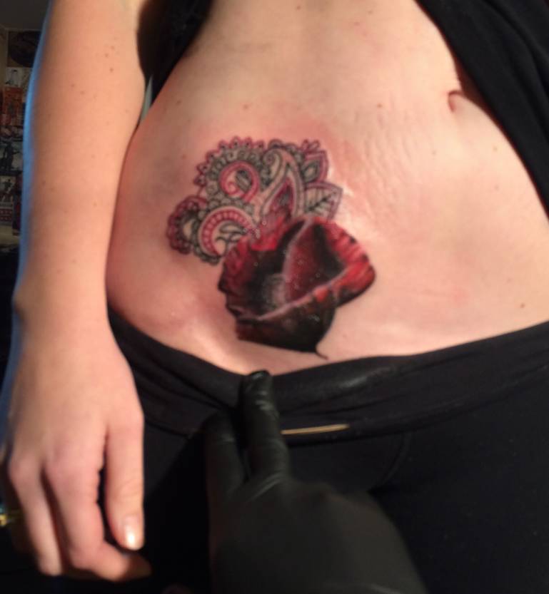 kwiat maku tatuaże na brzuchu