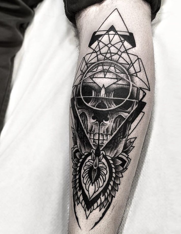 czaszka tatuaż i trójkąty