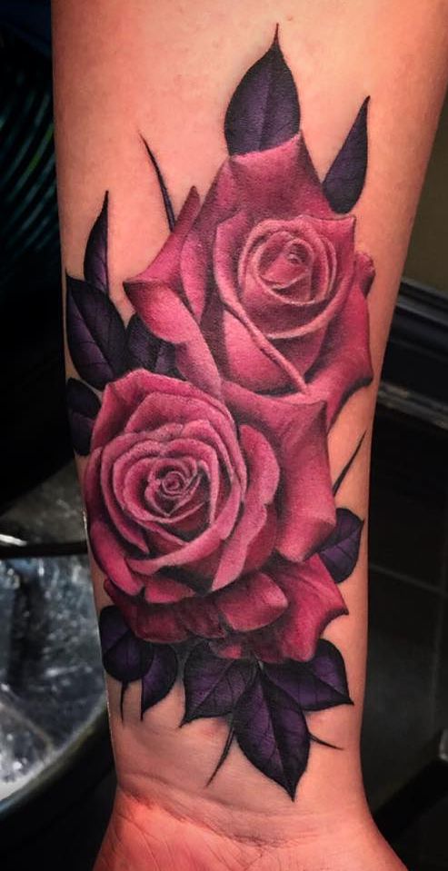 róże tatuaże na ręce dla kobiety