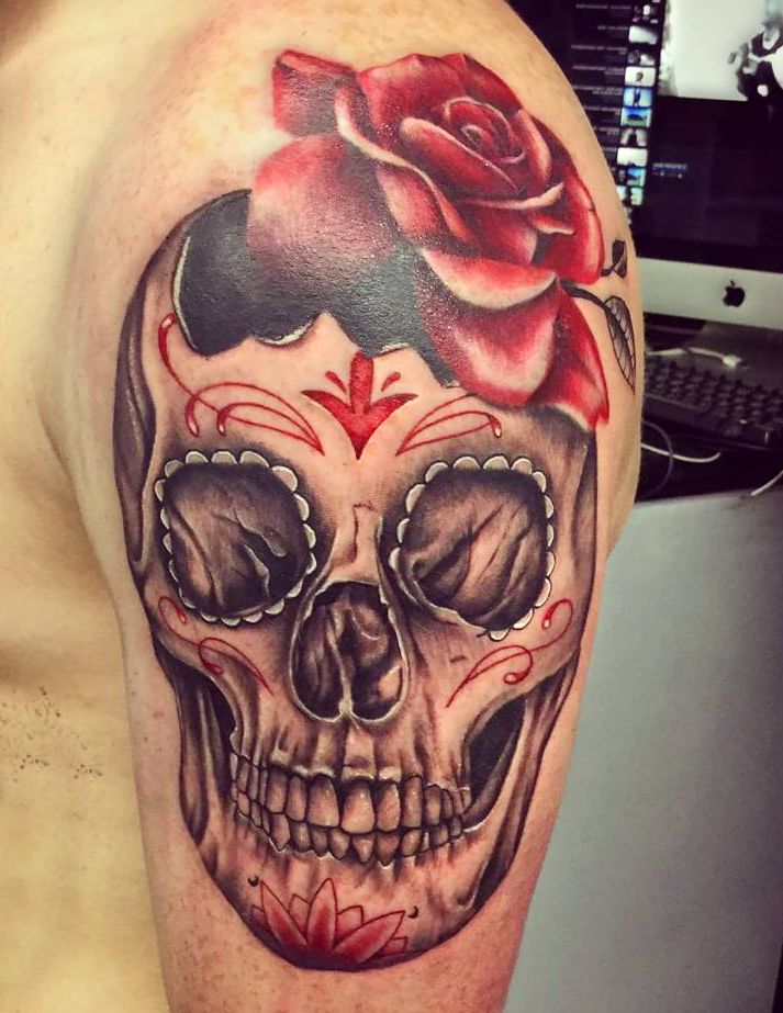 róża na czasce tatuaż na ramieniu