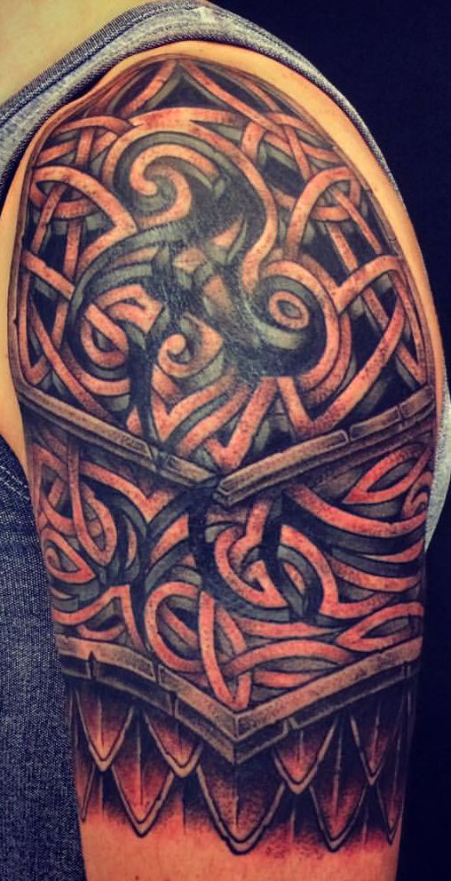 celtyckie wzory tatuaży na ramieniu