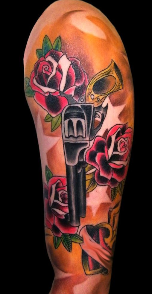 róże i rewolwer tatuaże na ramieniu