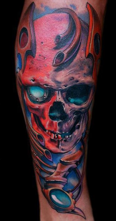 biomechaniczna czaszka tatuaż na nodze