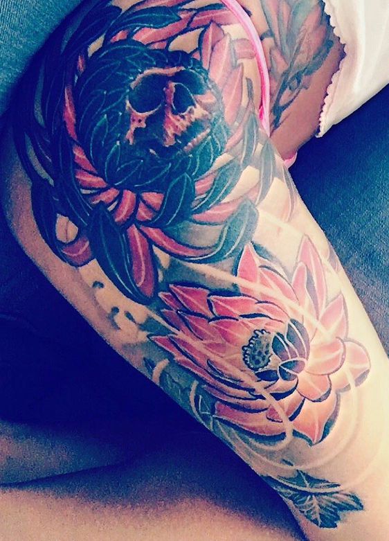 czaszka kwiaty tatuaże na udzie