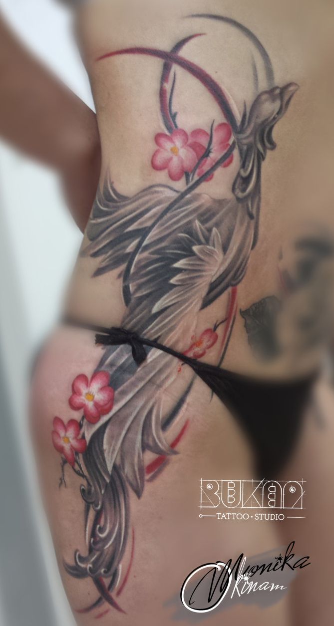 tatuaże ptaki na biodrze