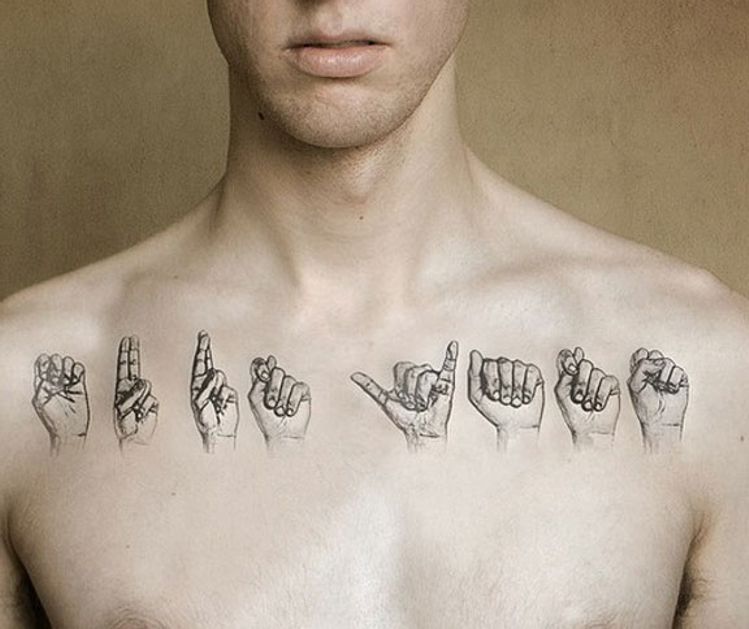 dłonie tatuaże na klatce piersiowej