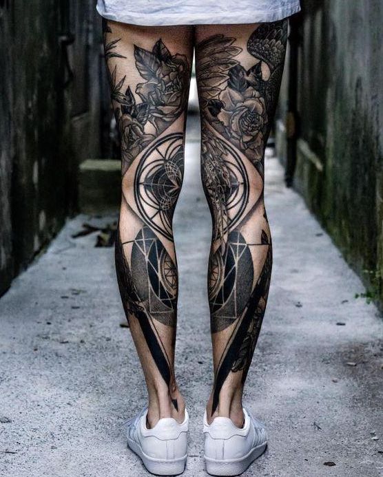 róże wzory tatuaży na nogach