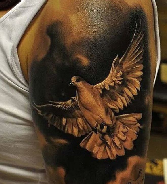 gołab tatuaż na ramieniu