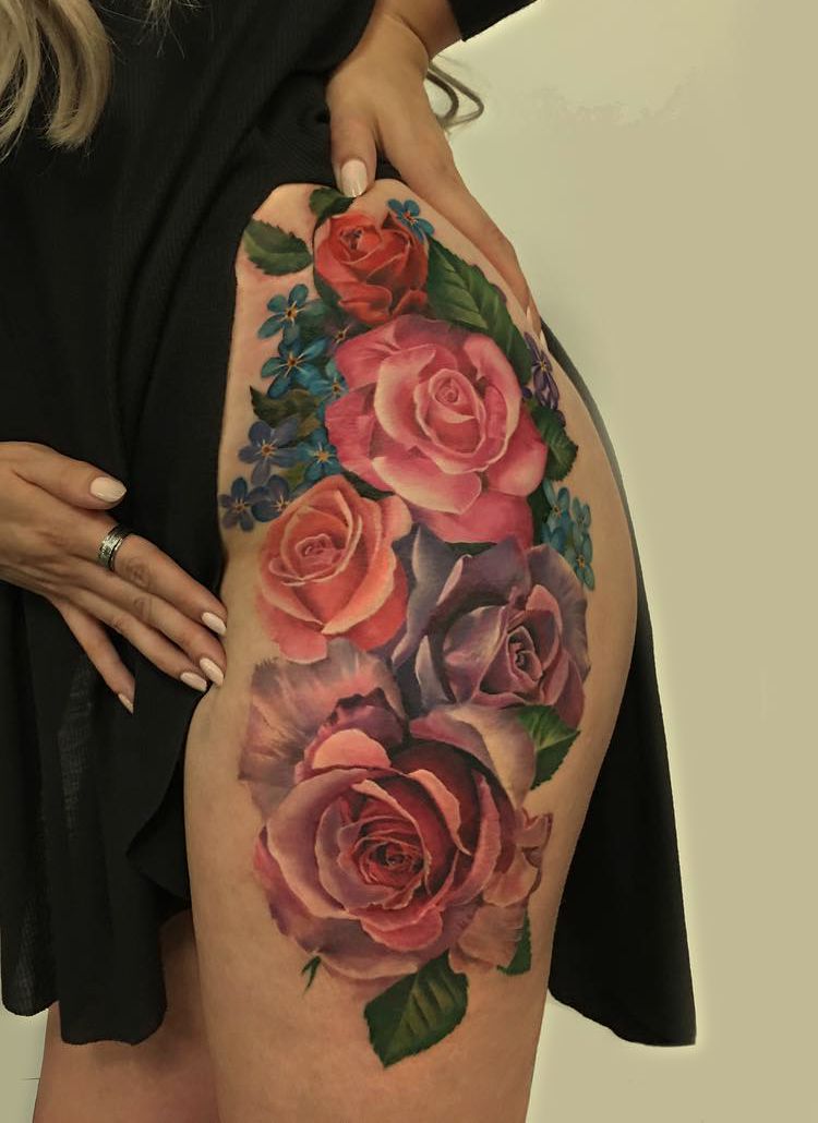 tatuaże róże na biodrze udzie