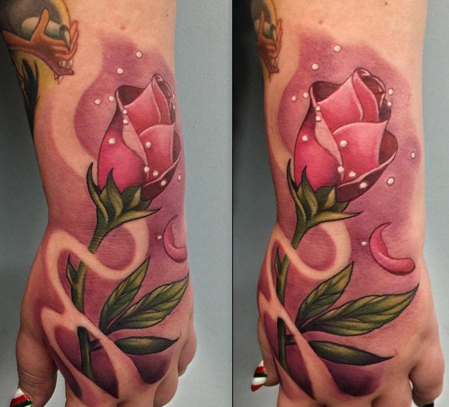róża tatuaż na dłoni