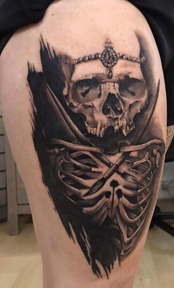szkielet tatuaż na biodrze