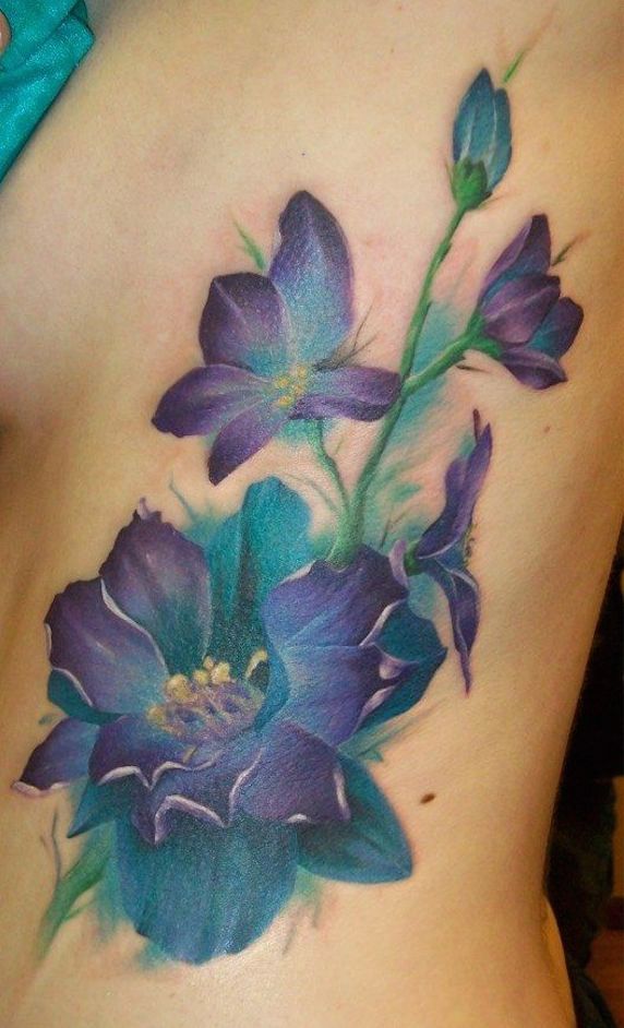 fioletowe kwiaty tatuaże na żebrach
