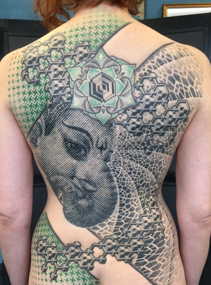 geometryczny tatuaż na plecach kobiecyc