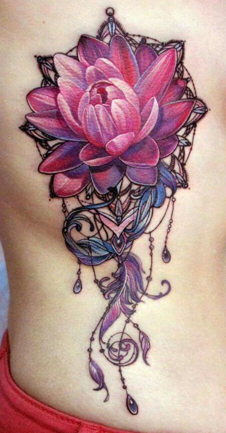 kwiatek tatuaż na żebrach od tyłu