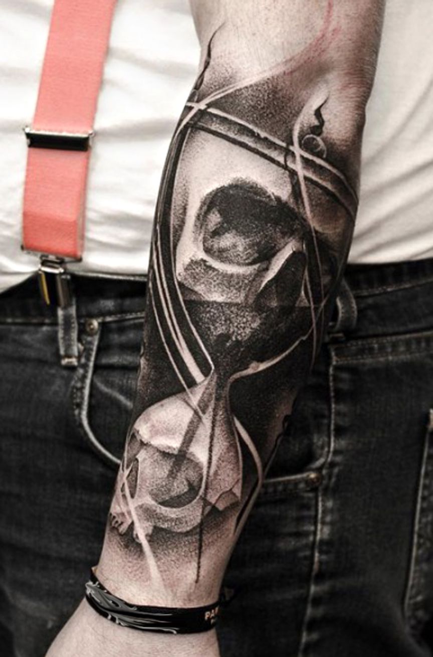klepsydra z czaszkami tatuaże na ręce