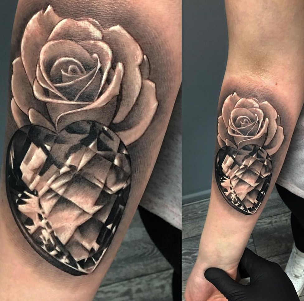 diament i biała róza tatuaż na ręce