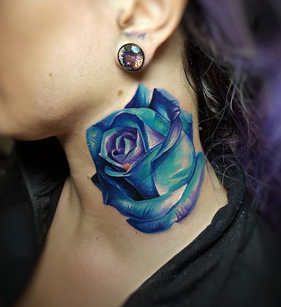 róża na szyii tatuaż dla kobiety
