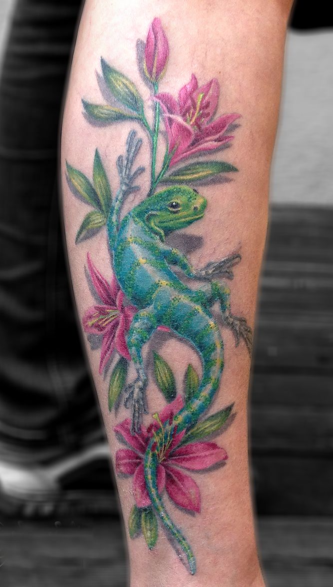 lizard tattoo and flowers