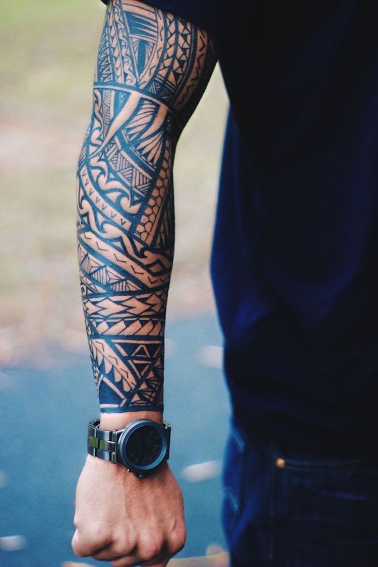 polinezyjski wzór tatuażu na ręce