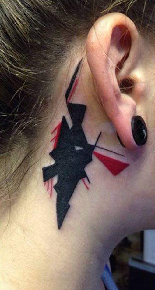 tatuaż za uchem dla kobiety