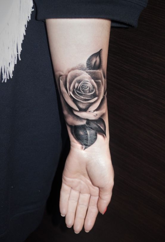 róża tatuaż na ręce dla dziewczyny