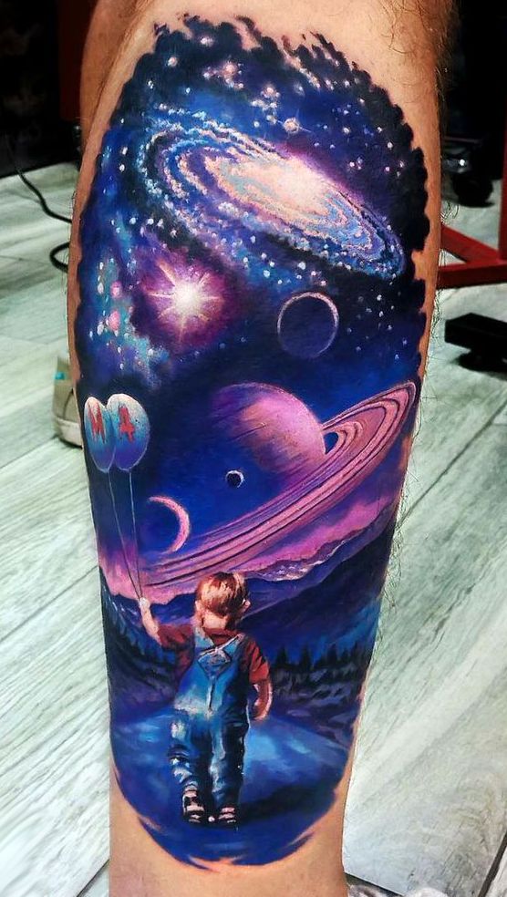 dziecko z balonami i kosmos tatuaż