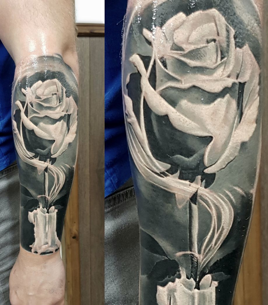 świeczka i biała róża tatuaż na rę