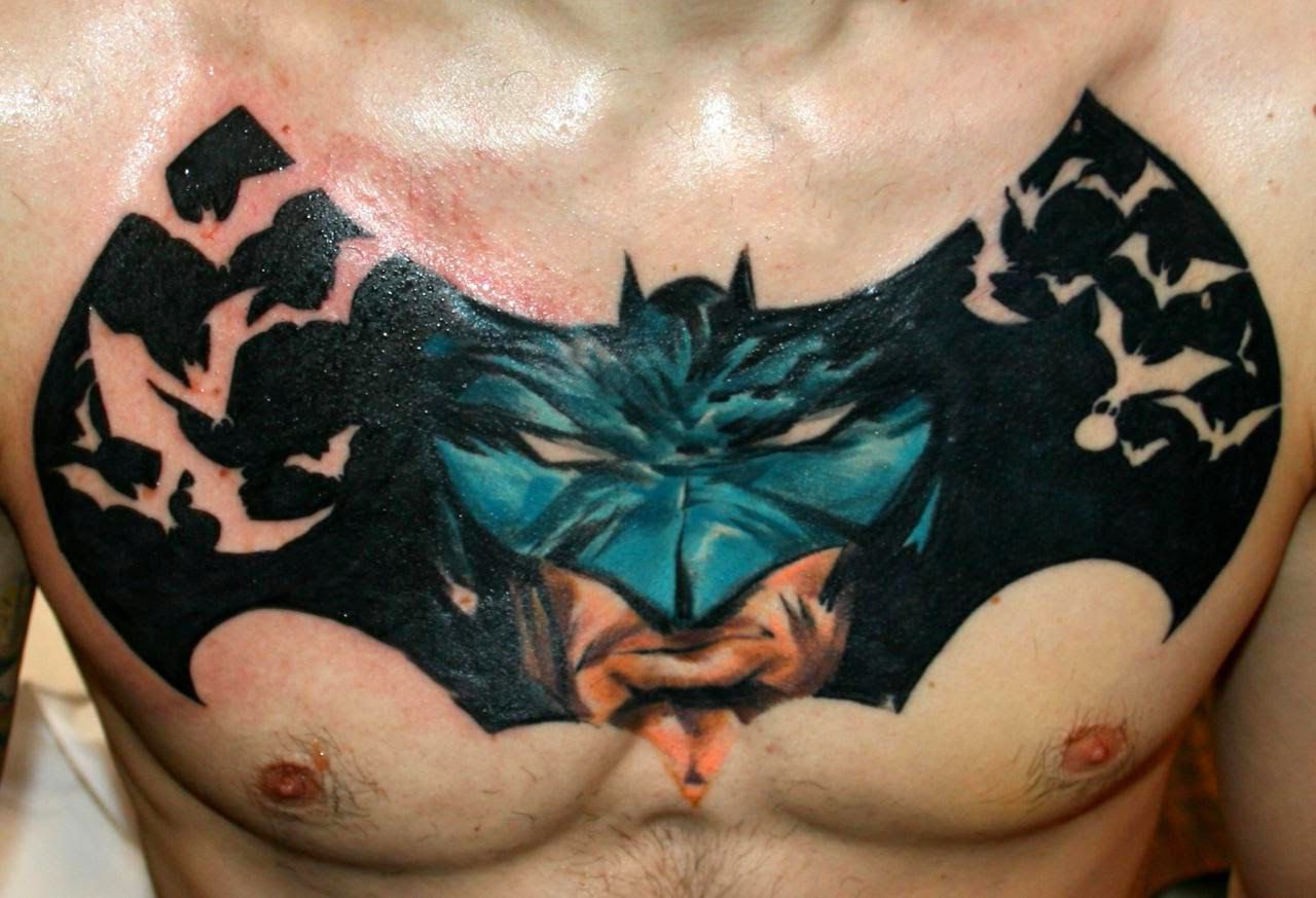 batman nietoperz tatuaż na klatce