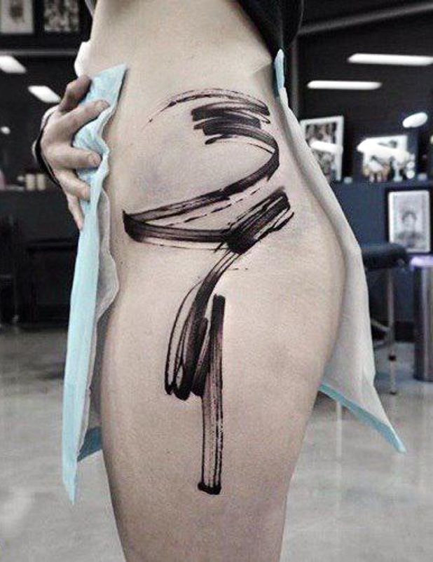 tatuaż na biodrze kobiecym