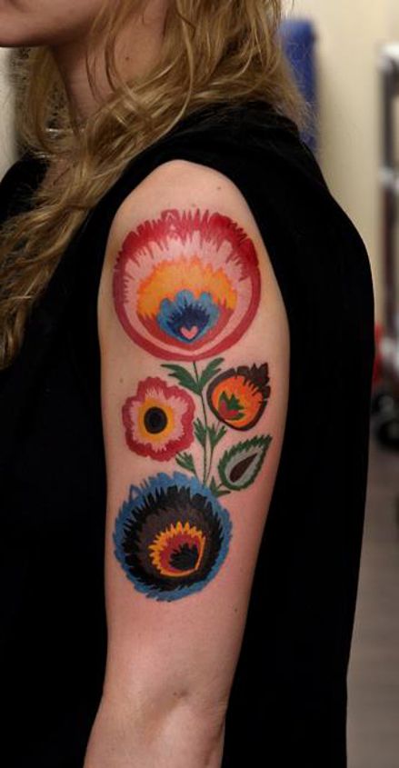 tatuaze kwiaty na ręce dla kobiety