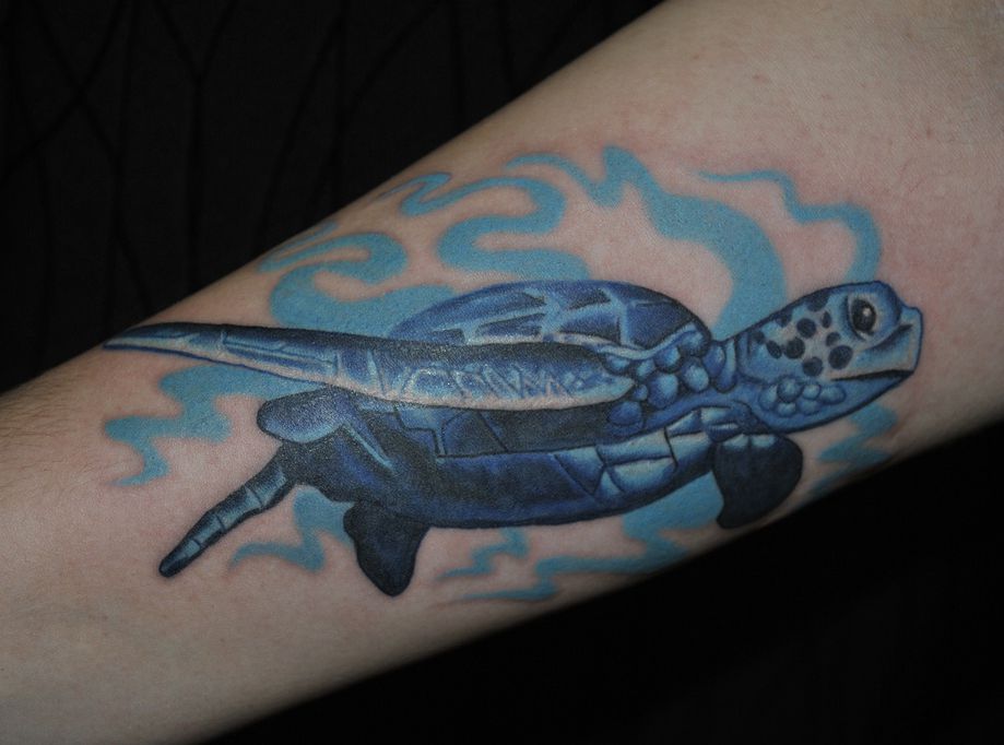 żółw tatuaż na ręce
