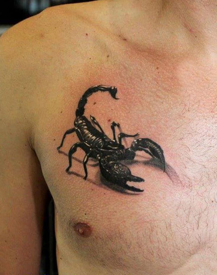 Skorpion tatuaż na klatce piersiowej